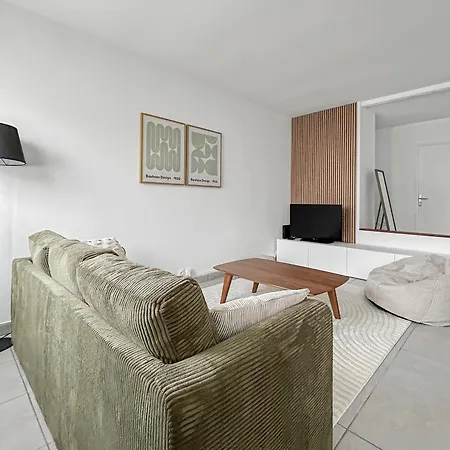 Апартаменты T3 Cosy Proche De La Et Parking Prive